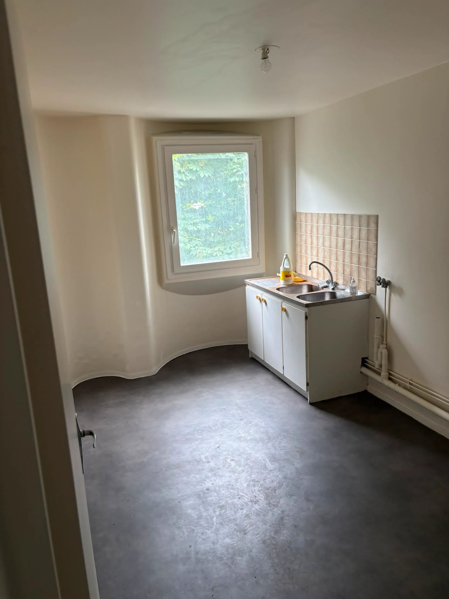 Ancienne cuisine avant transformation en chambre à Noisy-le-Sec