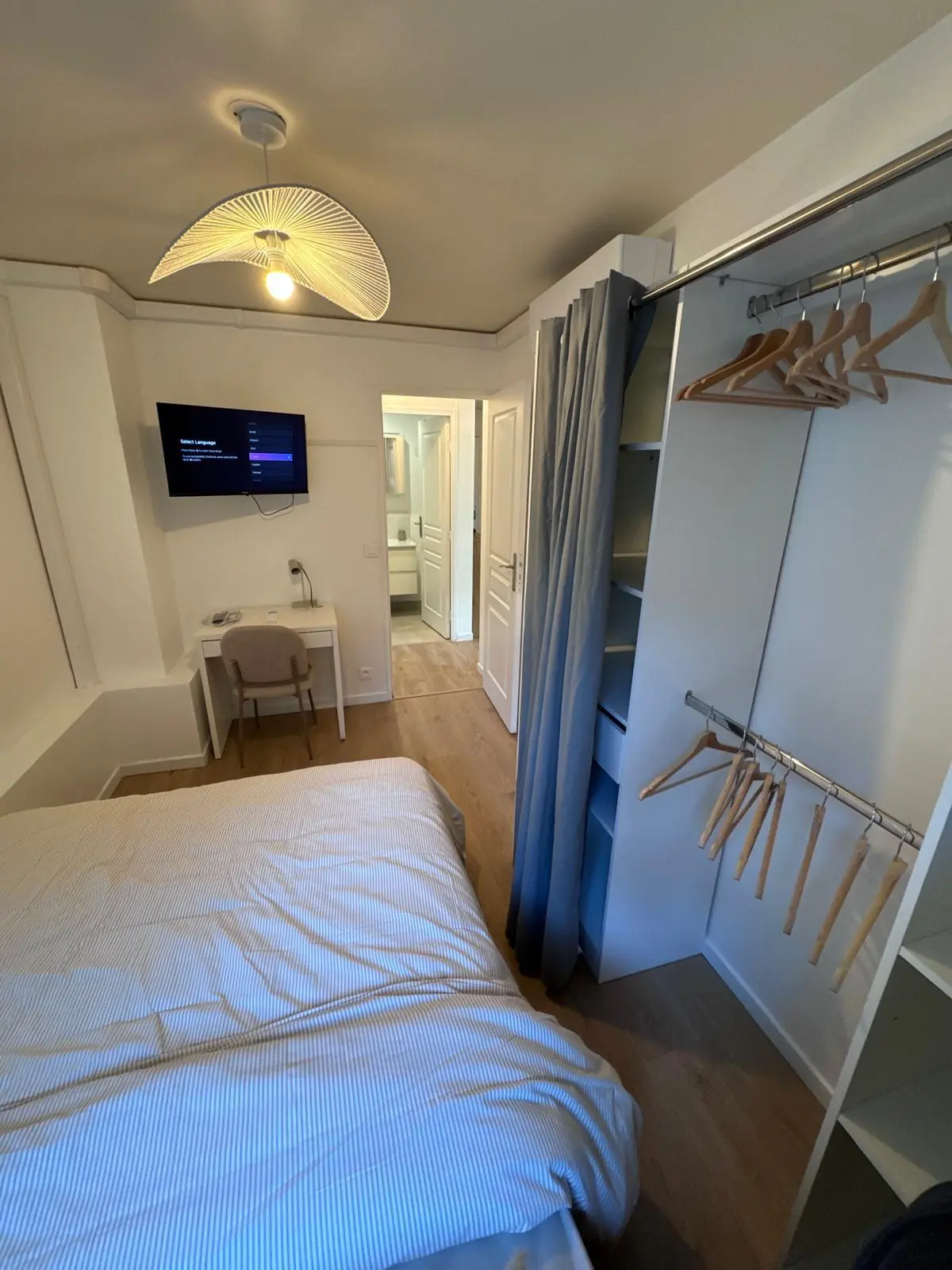 Chambre avec dressing, télévision et bureau dans la colocation à Noisy-le-Sec