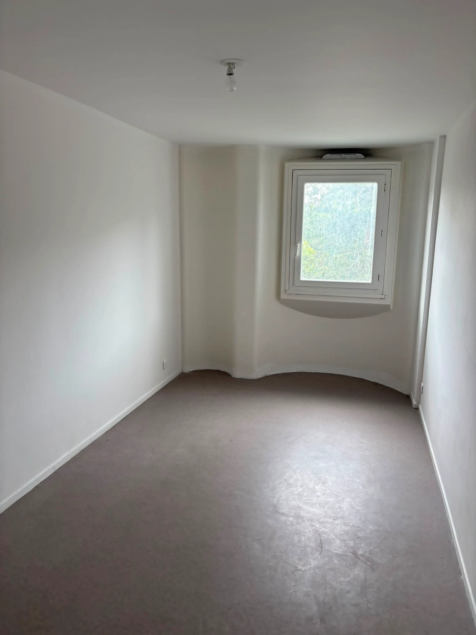 Chambre lumineuse avec fenêtre avant rénovation à Noisy-le-Sec