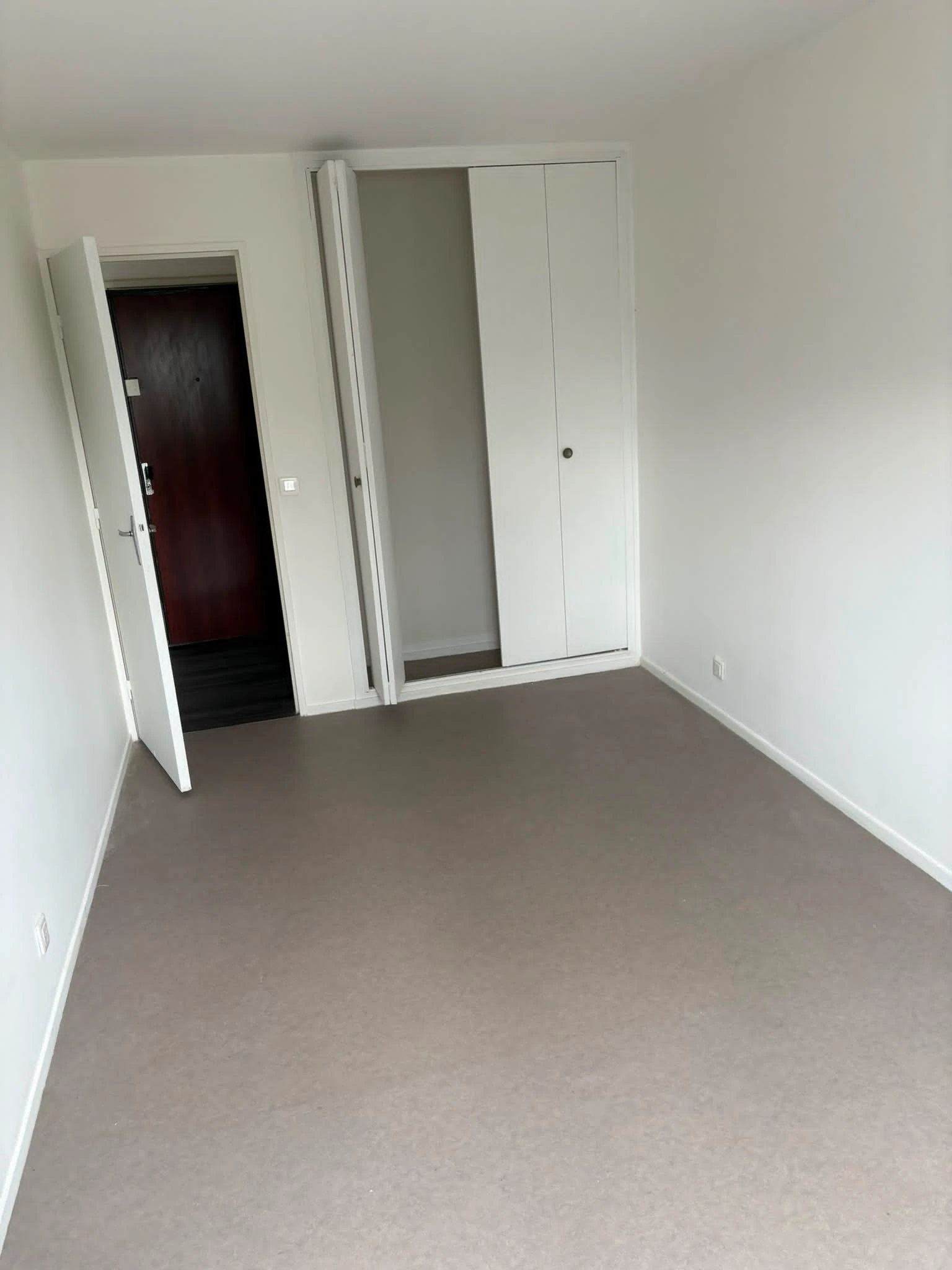 Chambre avec placard intégré avant rénovation à Noisy-le-Sec