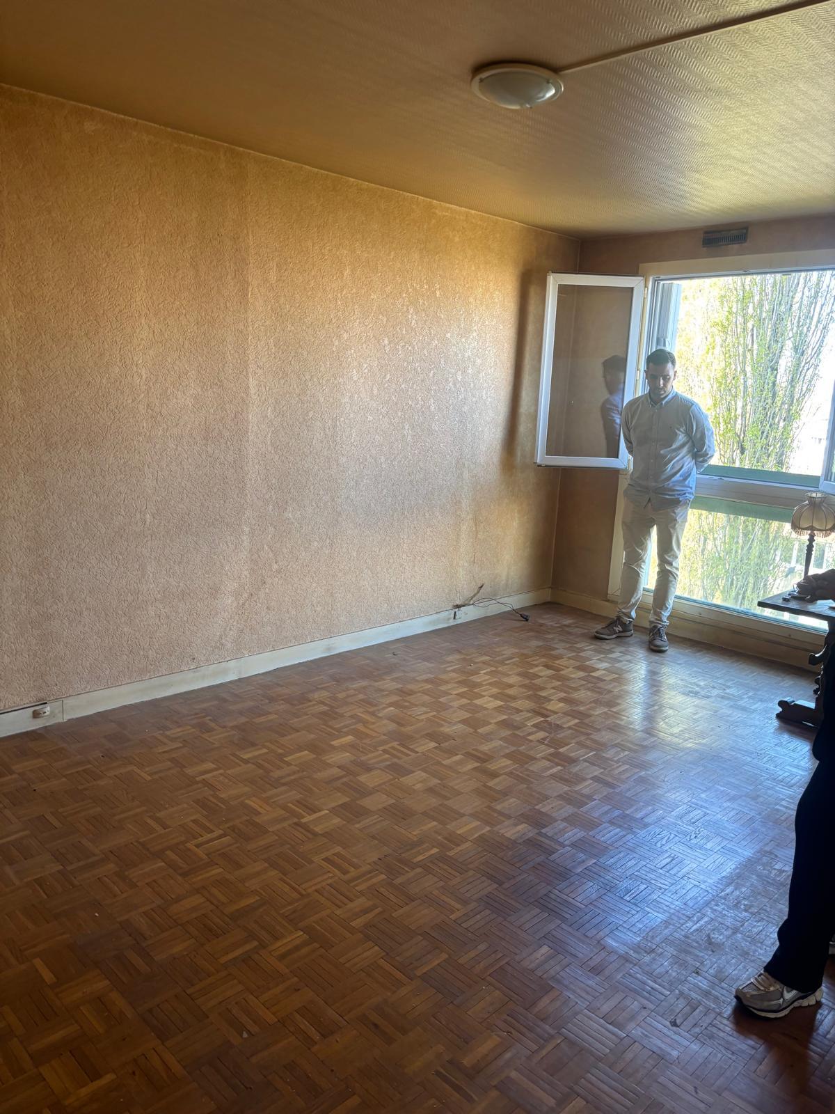 Avant - Salon avec papier peint Champigny