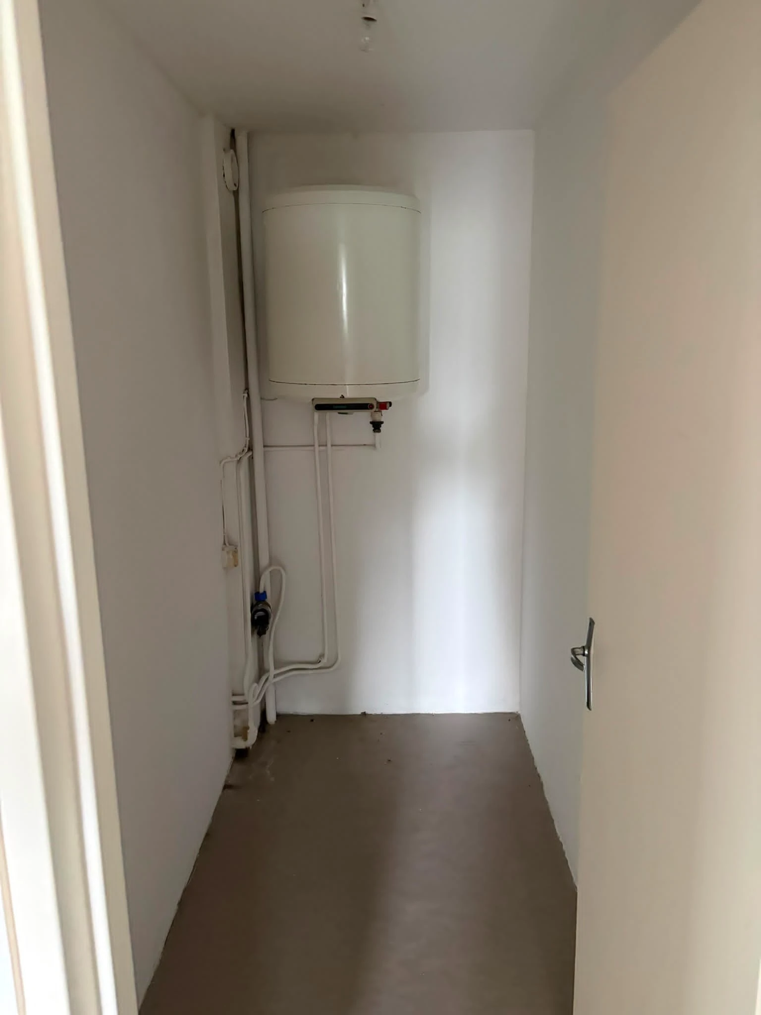 Local technique avec chauffe-eau avant rénovation à Noisy-le-Sec