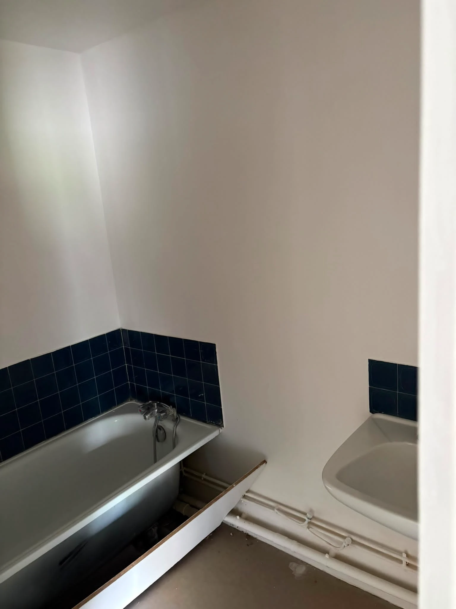 Vue générale de la salle de bain avant rénovation à Noisy-le-Sec