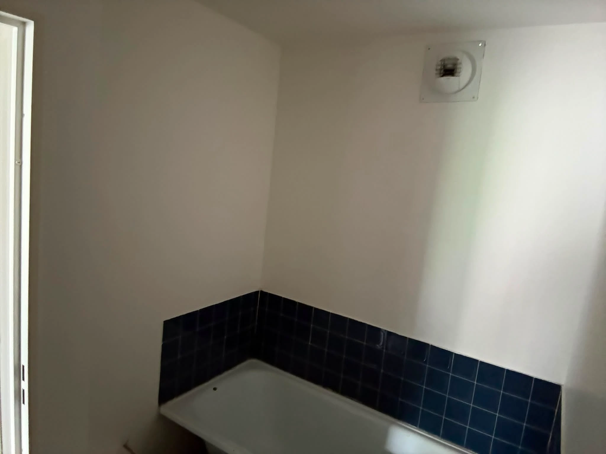Salle de bain avec baignoire avant rénovation à Noisy-le-Sec