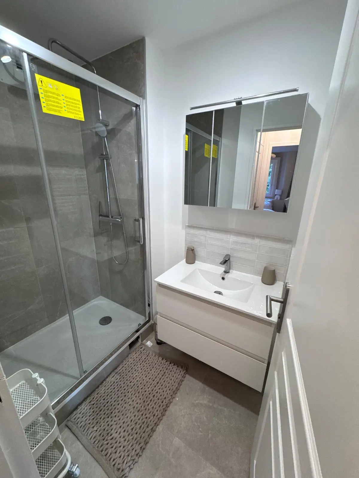 Salle de bain avec douche à l’italienne après rénovation à Noisy-le-Sec