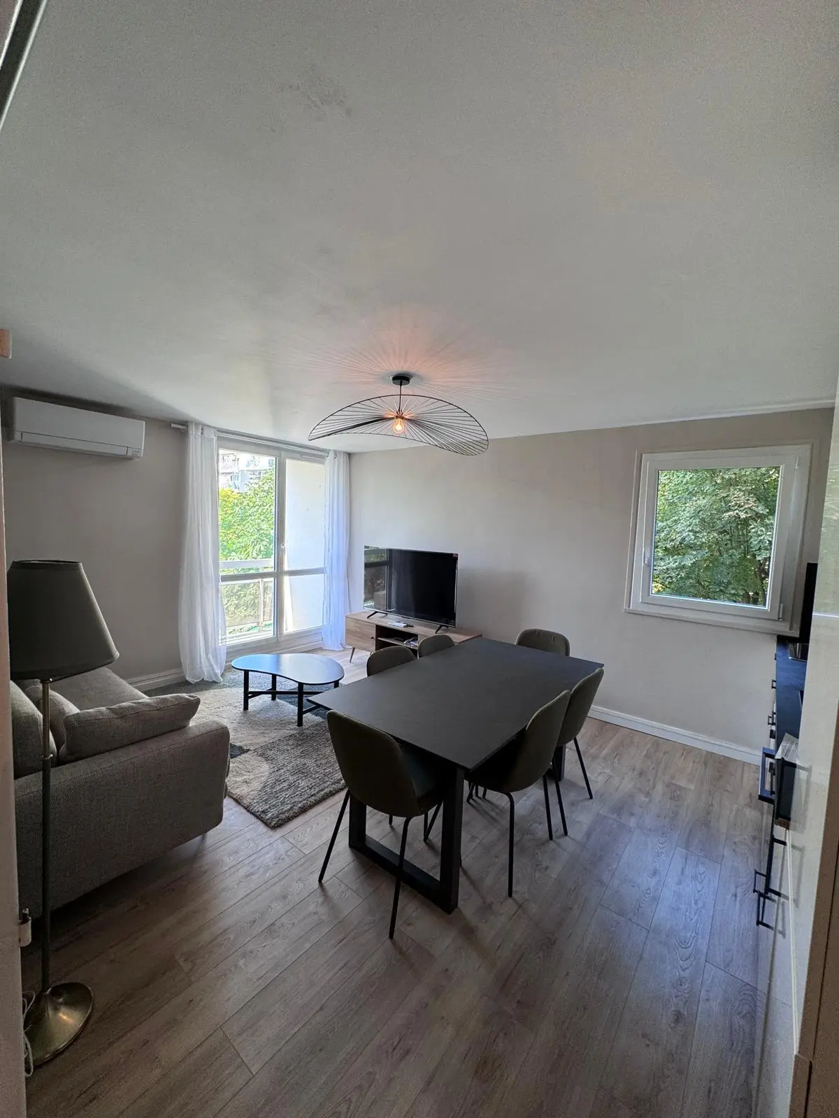 Salon et salle à manger après rénovation de la colocation à Noisy-le-Sec