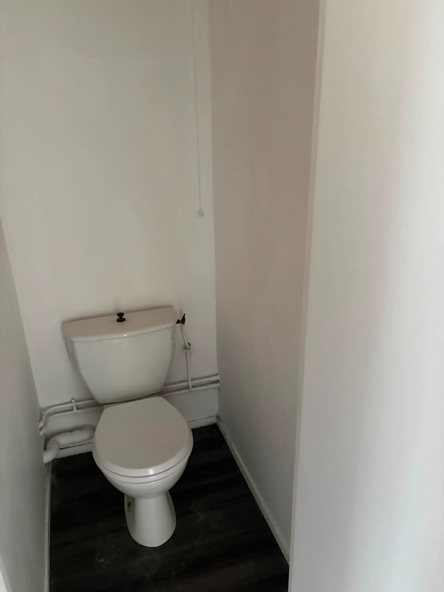 Toilettes séparées avant rénovation de la colocation à Noisy-le-Sec