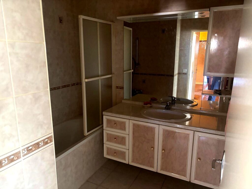Salle de bain avant rénovation colocation Champigny N-Terre Rénovation"
Salon avant transformation colocation rentable Champigny
Cuisine avant rénovation investissement locatif Champigny
Chambre avant optimisation colocation Île-de-France