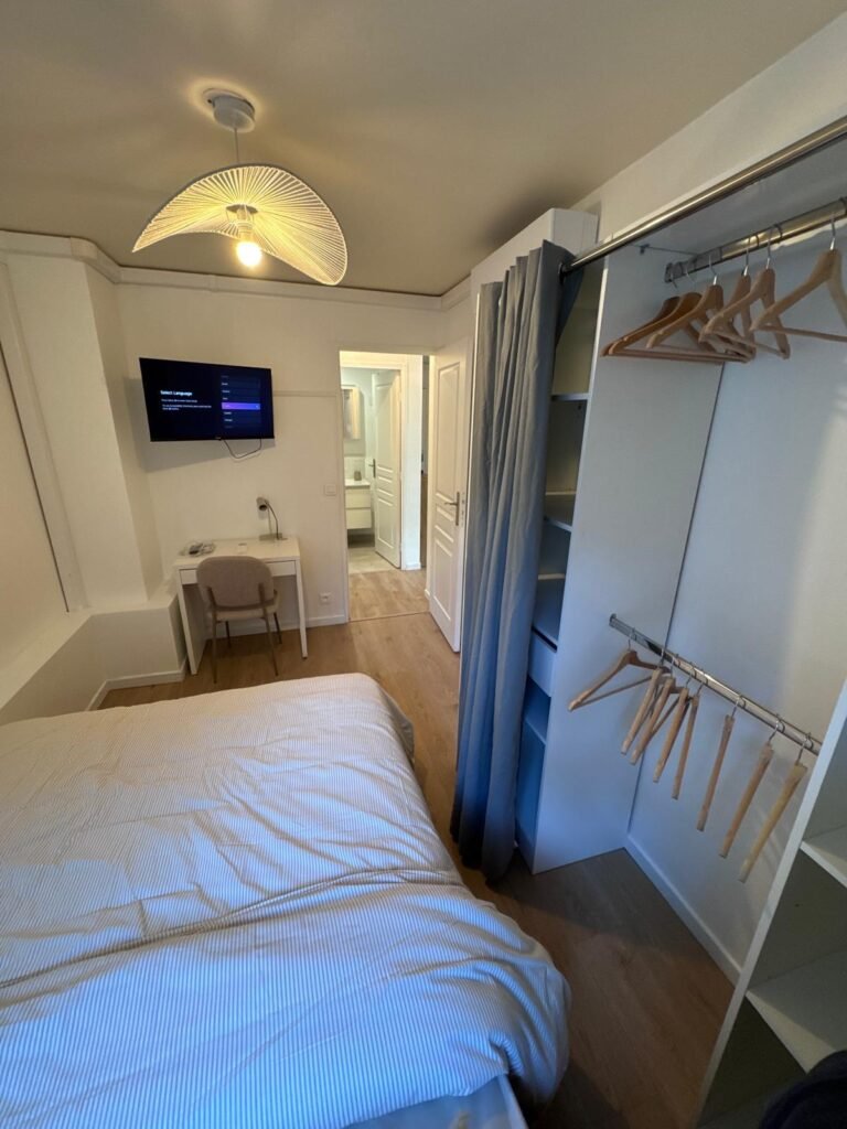 Chambre avec dressing, télévision et bureau dans la colocation à Noisy-le-Sec